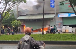 TP Hồ Chí Minh: Cháy lớn kho chứa hàng trong cơn mưa, nhiều tài sản bị thiêu rụi