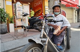 Ấm lòng ‘bánh mì treo&#39; và &#39;xôi treo’ miễn phí cho người khó khăn ở TP Hồ Chí Minh