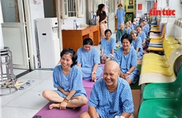 Lớp yoga hành lang - nơi tiếp thêm năng lượng sống cho bệnh nhân ung thư