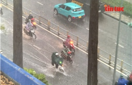 TP Hồ Chí Minh đón mưa lớn trái mùa kéo dài chiều Giáng sinh