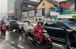 TP Hồ Chí Minh xuất hiện mưa dông diện rộng, cảnh báo lốc và sét