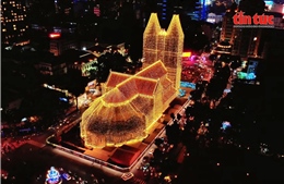 Nhà thờ Đức Bà khoác lên ‘tà áo’ lộng lẫy, thu hút người dân khắp nơi đổ về chiêm ngưỡng