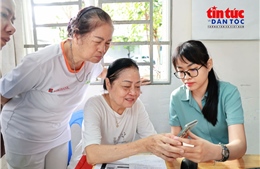 TP Hồ Chí Minh: Người dân học làm thủ tục số ngay tại khu phố