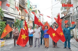 TP Hồ Chí Minh: Người dân phấn khởi trang trí cờ hoa chào đón Đại hội Đảng