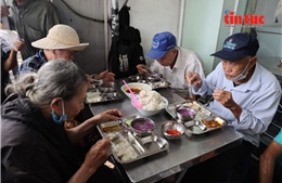 Ấm tình người tại quán cơm 2000 đồng Mây Ngàn