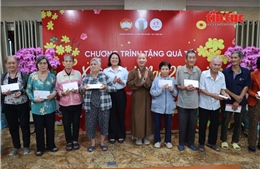 TP Hồ Chí Minh trao 300 phần quà Tết cho hộ khó khăn