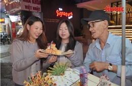 Người giúp lan tỏa vẻ đẹp Việt Nam qua những tấm thiệp 3D thủ công