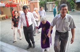 TP Hồ Chí Minh: Xúc động cử tri 100 tuổi cùng các thương binh đi bỏ phiếu từ sớm