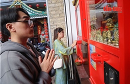 TP Hồ Chí Minh: Giới trẻ xếp hàng xin xăm bằng máy tự động tại chùa Vạn Phật