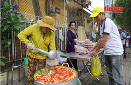 'Trạm cơm nghĩa tình' tám năm bền bỉ mang bữa cơm ấm đến bệnh nhân