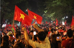 Phố phường Hà Nội rực rỡ cờ hoa ăn mừng đội tuyển Việt Nam chiến thắng 