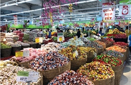Bánh kẹo Việt Nam bán theo cân ngập tràn siêu thị