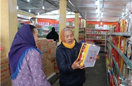 Chợ Tết hàng Việt về vùng quê, người dân háo hức đi mua sắm