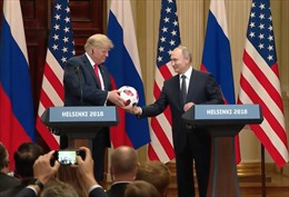 Đang họp báo, Tổng thống Putin tặng ông Trump bóng World Cup