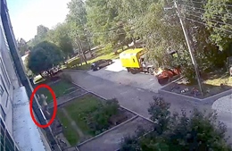 Cú đỡ thần kỳ cứu mạng em bé rơi từ tầng 4