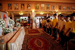 Thành viên đội bóng thiếu niên Thái Lan lên chùa tri ân người thợ lặn hy sinh trong chiến dịch giải cứu