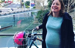 Nữ bộ trưởng New Zealand tự đạp xe đến bệnh viện sinh con
