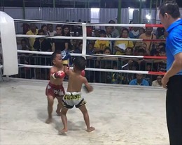 Video gây sốc hai cậu bé 5 tuổi thi đấu Muay Thái đấm nhau túi bụi 