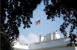 Nhà Trắng bối rối trong cách treo cờ sau khi ông McCain mất