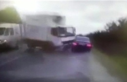 Video xe tải lớn đâm thẳng đầu vào ô tô chở Tổng thống Moldova