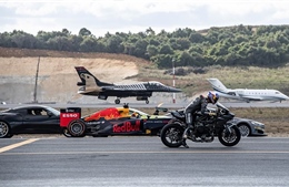 Cuộc đua ‘vô tiền khoáng hậu’ giữa xe máy phân khối, ô tô và chiến đấu cơ?