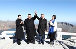 Hành động thú vị trên đỉnh Paekdu của lãnh đạo và phu nhân Hàn-Triều