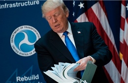 Phóng viên tự ý vào khu vực cấm trao tận tay Tổng thống Trump tài liệu lạ