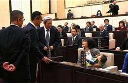 Nữ chính khách Nhật Bản ngậm thuốc ho khi phát biểu bị đuổi khỏi phòng họp 