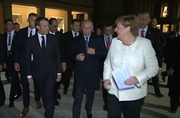 Thủ tướng Đức quan tâm đặc biệt đến áo khoác của Tổng thống Nga Putin