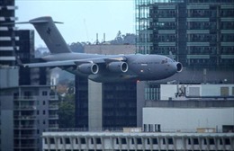 Máy bay quân sự Australia luồn lách qua các tòa nhà cao tầng khiến người dân thót tim
