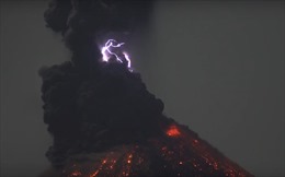 Xem núi lửa tạo chớp rực trời đêm