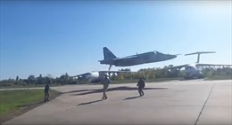 Thót tim xem cường kích SU-25 bay gần chạm đất