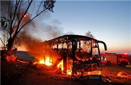 Xe buýt quân đội Israel cháy trơ khung vì trúng tên lửa từ Dải Gaza