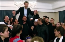 Hân hoan mừng giải phóng, người dân cõng Tổng thống Syria trên vai