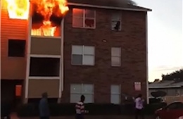 Tòa nhà cháy dữ dội, bà mẹ thả con từ tầng 3 để người lạ đỡ