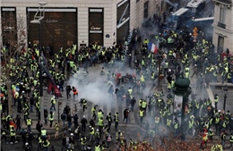 Thủ đô Pháp mịt mù hơi cay, cảnh sát bắt hàng trăm người biểu tình