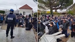 Dân mạng Pháp bất bình vì cảnh sát bắt học sinh biểu tình quỳ gối