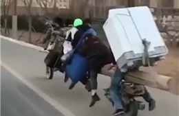 Xe máy thân gỗ chở 7 người lao vun vút trên đường Trung Quốc