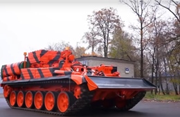 Sân bay Nga dùng xe tăng di chuyển máy bay