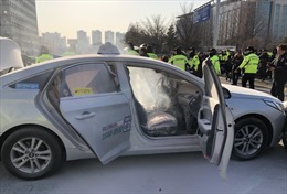 Lái xe taxi Hàn Quốc tự thiêu trước Quốc hội để phản đối dịch vụ gọi xe thương mại 