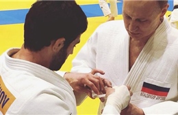 Tập Judo với vận động viên vô địch Olympic, Tổng thống Putin bị thương