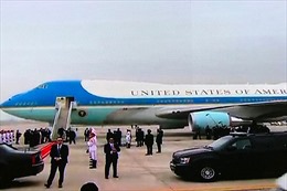 Video Tổng thống Trump lên Không lực Một rời Hà Nội