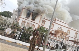 Video Dinh Tổng thống Sudan cháy, khói bốc mù mịt