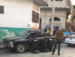Lạnh gáy cảnh tội phạm Mexico chĩa súng vào đầu cả nhóm cảnh sát bị bắt cóc 