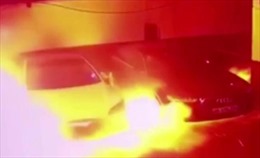Xe điện Tesla bùng cháy như ngọn đuốc trong bãi đỗ xe
