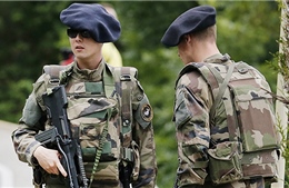 Pháp triển khai binh sĩ và xe tăng cách biên giới Nga 140km