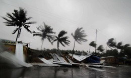 Hình ảnh cơn bão mạnh nhất 20 năm tàn phá bờ biển Ấn Độ