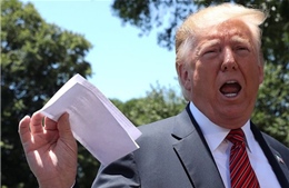 Giơ tài liệu trước ống kính phóng viên, Tổng thống Trump vô tình để lộ thỏa thuận nhập cư
