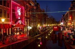 Nữ thị trưởng đầu tiên của Amsterdam muốn đóng cửa phố đèn đỏ