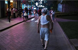 Thành phố Trung Quốc cấm đàn ông vén áo, cởi trần